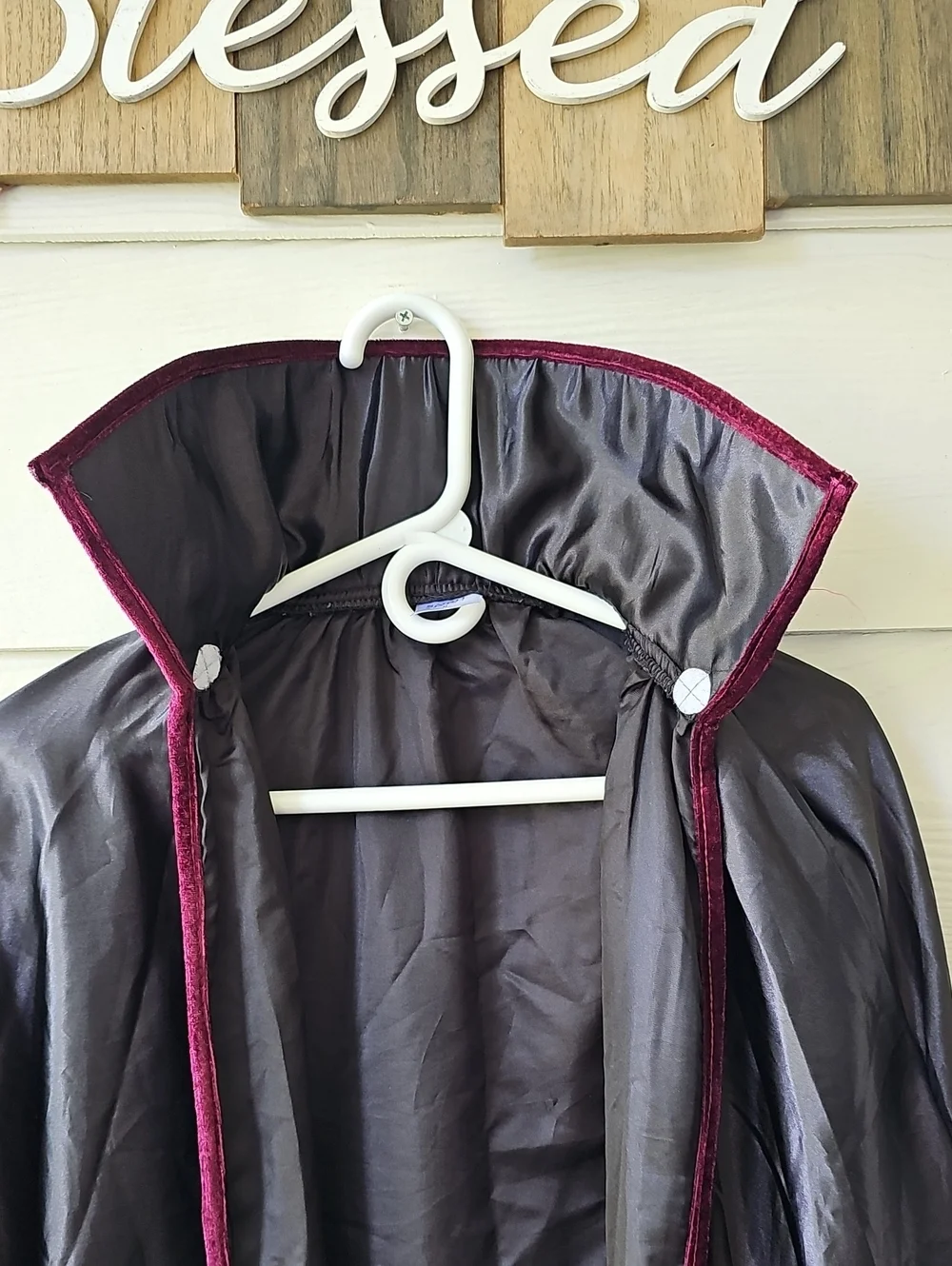 Spirit Halloween Black Vampire Cape with High Collar Burgundy Trim Unisex Sz M - Picture 5 of 6
